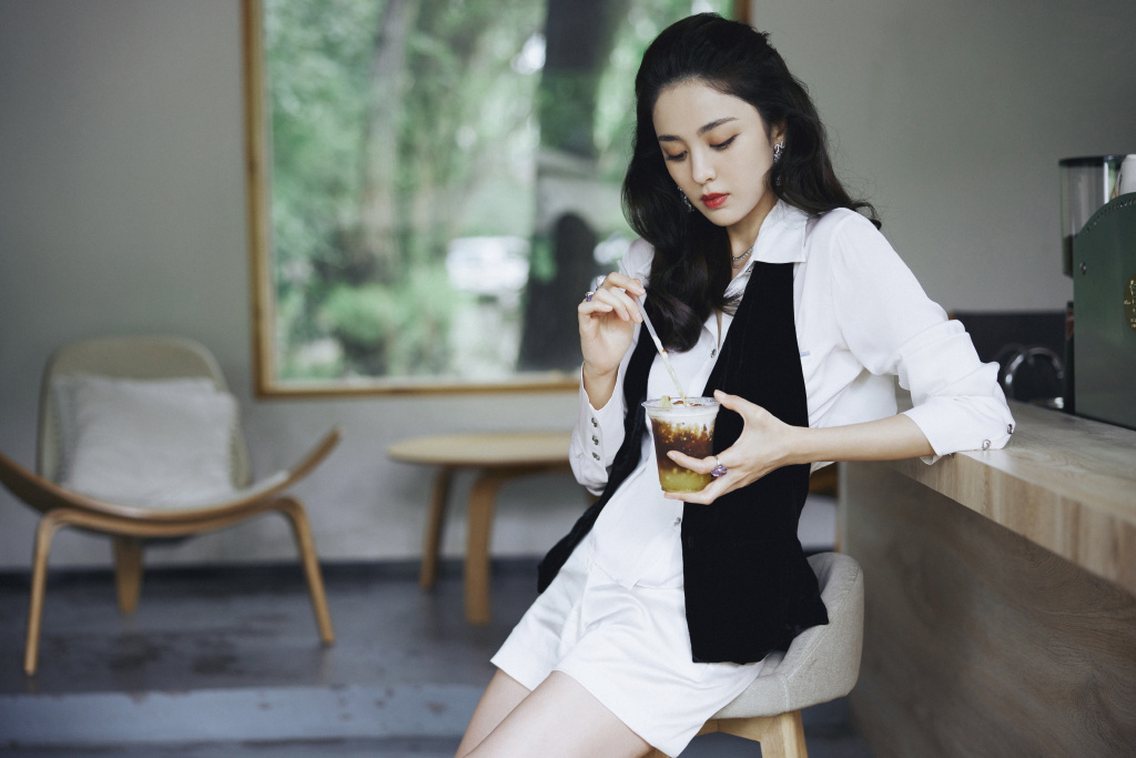 娜扎穿白衬衫好温柔 黑发红唇衬托精致侧颜