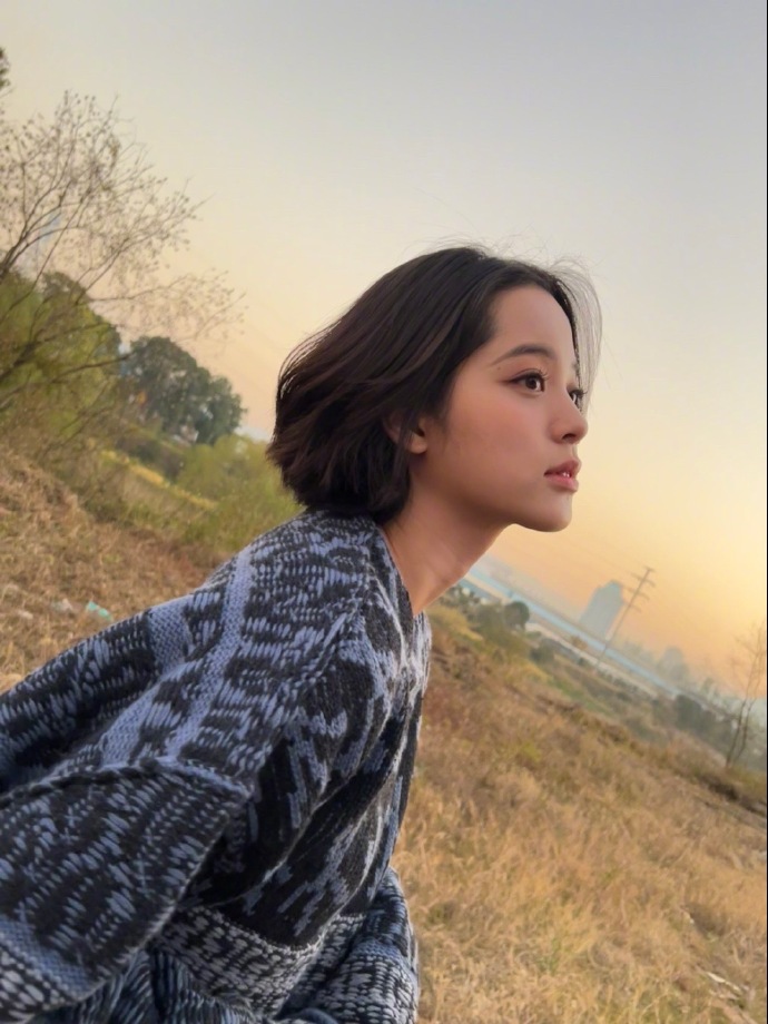 欧阳娜娜晒美照 留短发清爽利落