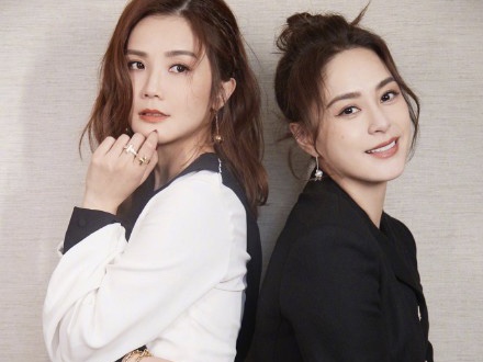 Twins亮相时尚活动 阿娇酷飒阿Sa美艳