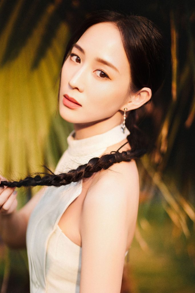 张钧甯一袭白衣搭彩色长裙 明媚动人