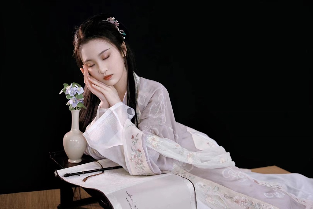 张慧雯古装造型典雅大气 持扇回眸美到窒息