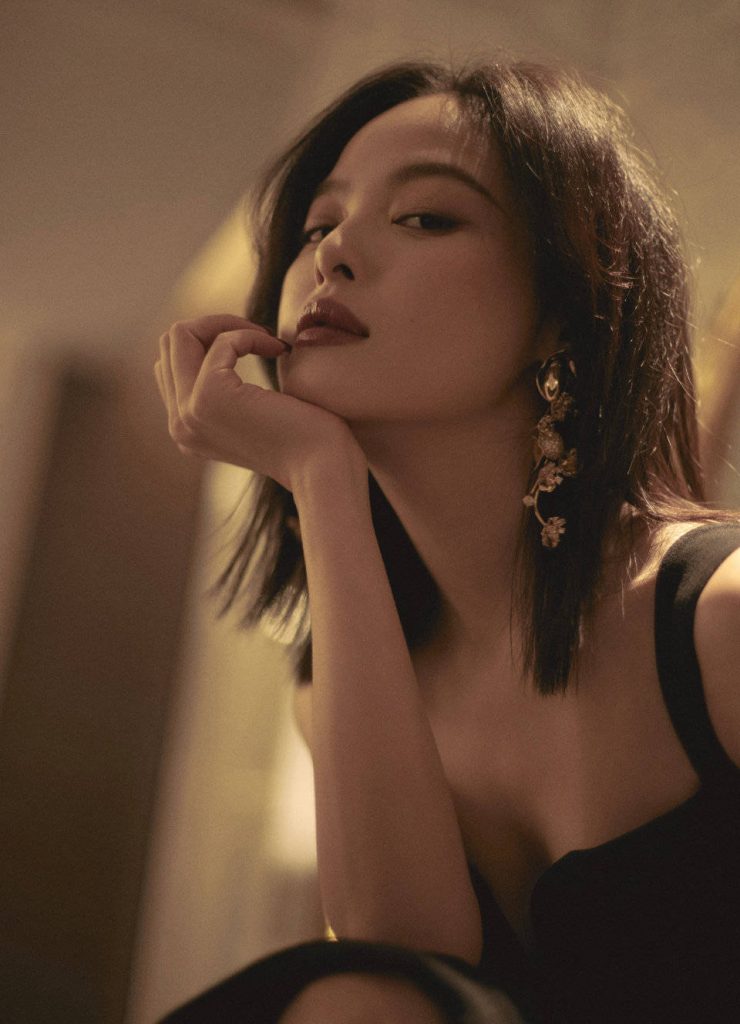 辛芷蕾拍复古油画写真 黑色吊带裙性感妩媚