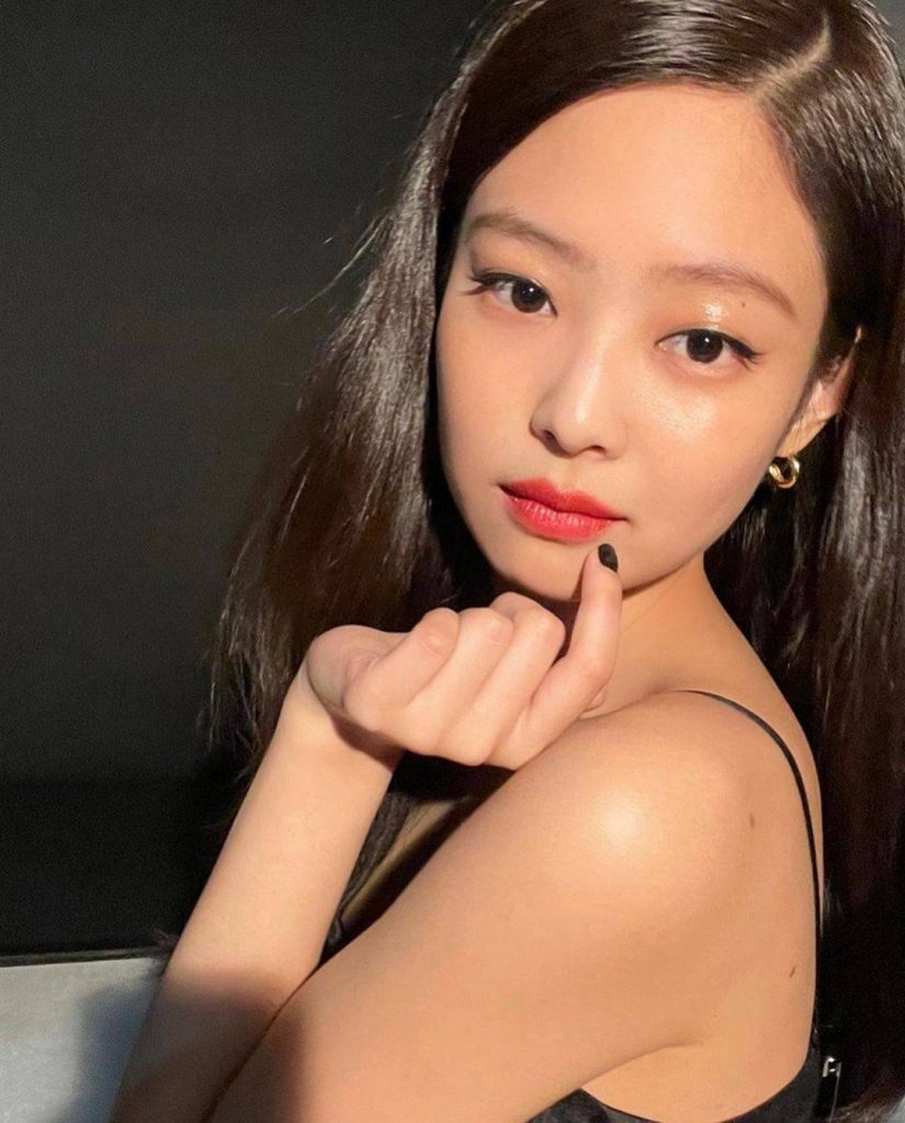 JENNIE黑裙照秀完美身材 黑发红唇尽显魅惑