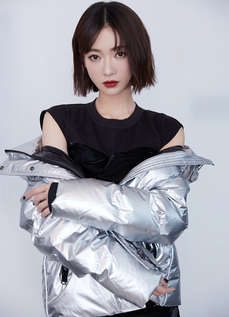 吴谨言裹羽绒服露美腿 抹红唇气场全开