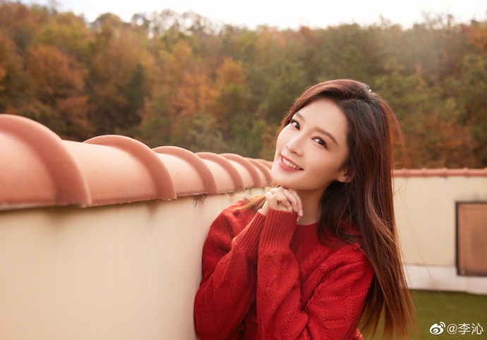 迷人！李沁穿红色毛衣笑容温暖治愈
