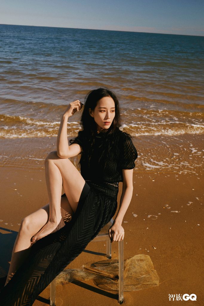 张钧甯穿西装海边漫步 卷发微乱高级感十足