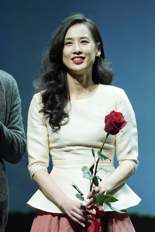 黄圣依首次演绎舞台剧 举玫瑰满脸甜笑