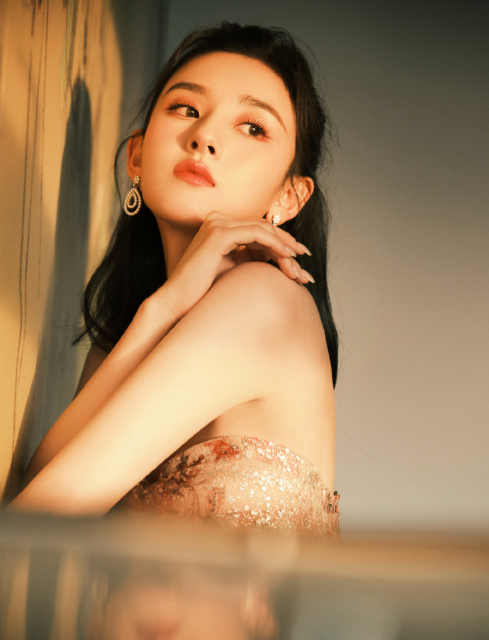 宋祖儿穿粉色纱裙秀精致锁骨 笑容甜美