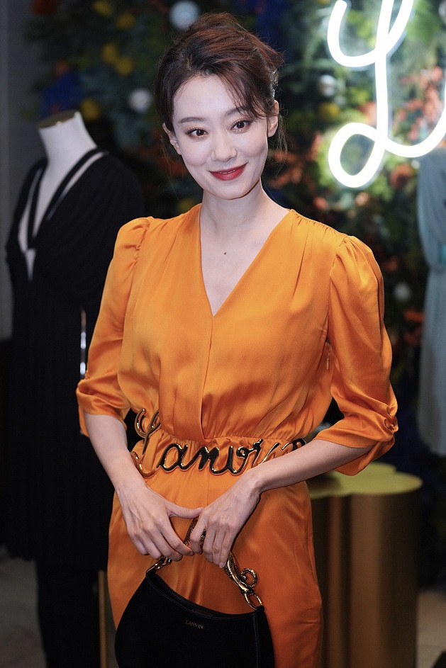 张小斐穿橙色连衣裙 妆容精致明艳动人