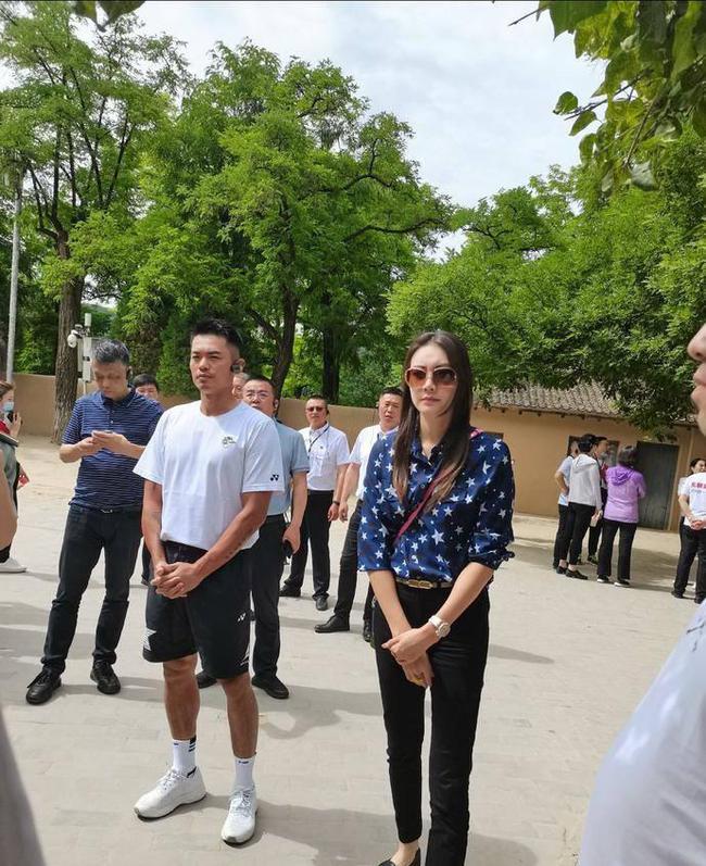 林丹罕见携全家出游，4岁儿子身高抢镜，夫妻俩全程冷漠保持距离