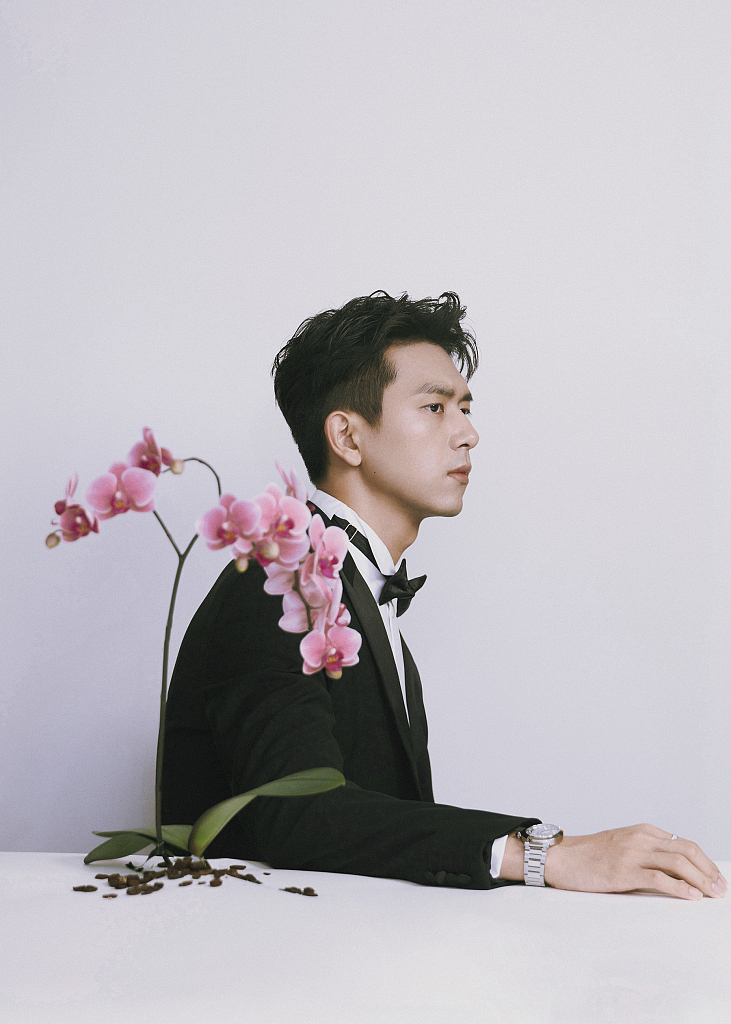 李现西装搭白衬衫帅气有型 尽显绅士魅力