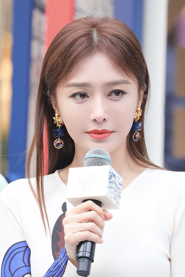 秦岚穿水墨风紧身长裙秀曲线 女人味十足