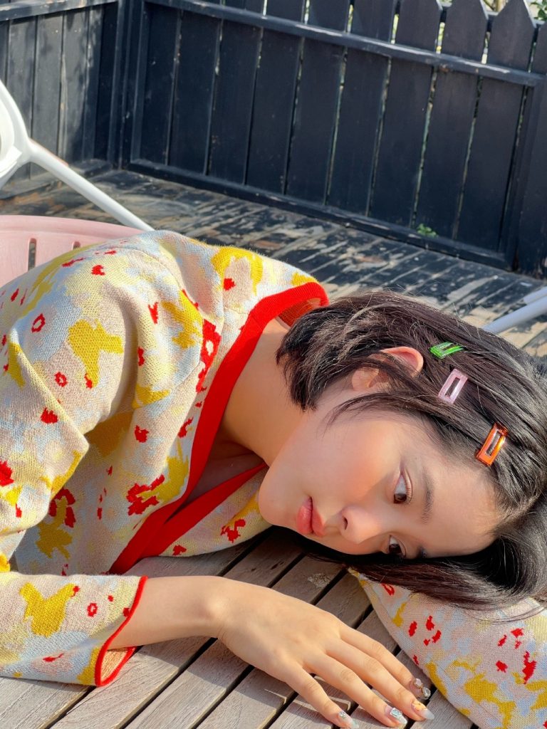 欧阳娜娜短发配彩色发夹 眼神清澈秀少女感