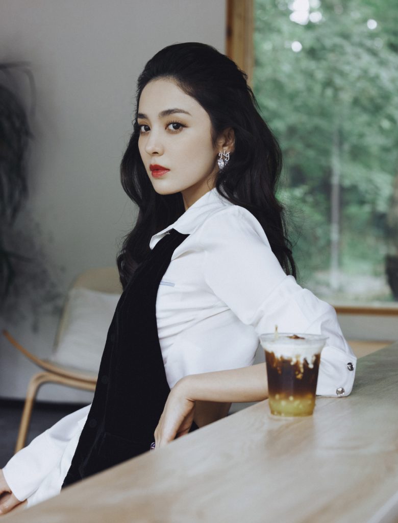 娜扎穿白衬衫好温柔 黑发红唇衬托精致侧颜