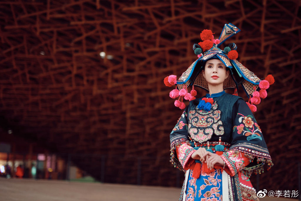 李若彤打卡白族服饰 造型惊艳美人韵味十足