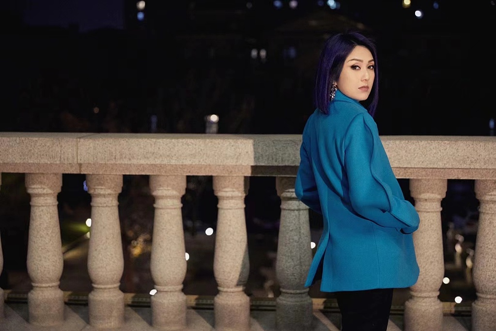 杨千嬅穿蓝色阔肩西服气场全开 眼神撩人