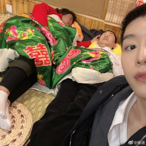 杨迪分享范丞丞镜头下的自己 与贾玲挤在东北大炕上呼呼大睡