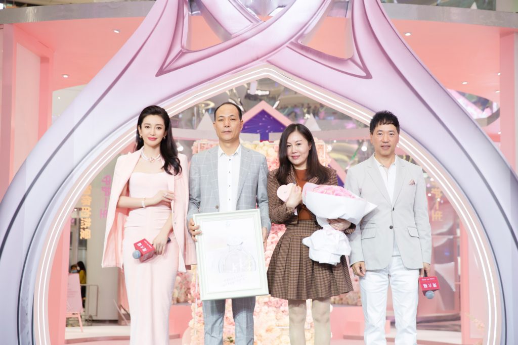 周大福「守护一生」携手李冰冰开启三周年派对，新款心形钻戒开启用心的承诺