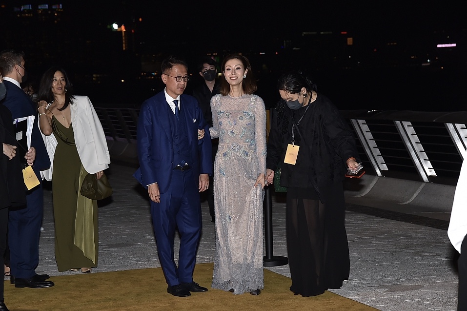 李嘉欣穿仙气纱裙现身 手挽许晋亨秀甜蜜