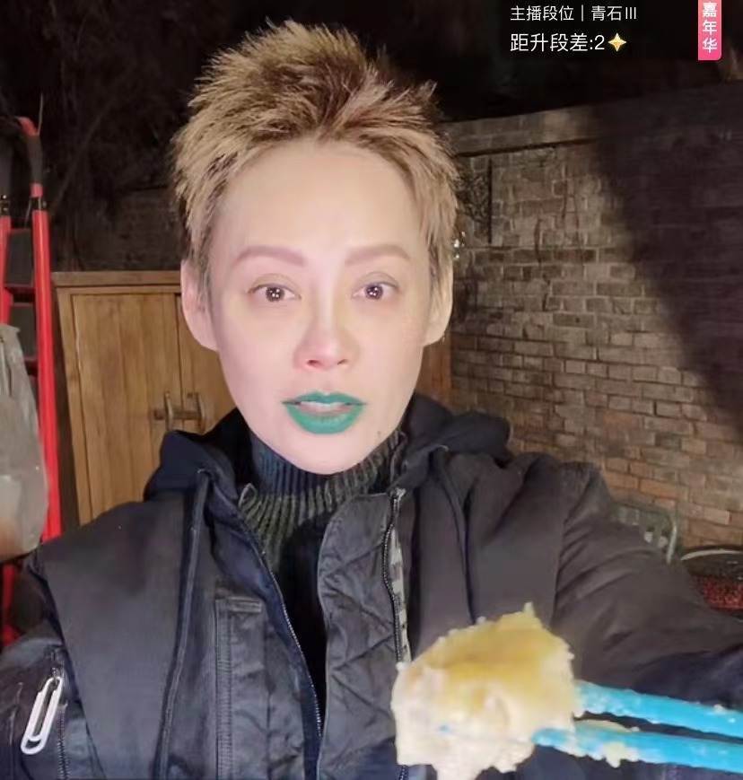 49岁宁静在自家小院烤肉 涂“口绿”太抢眼