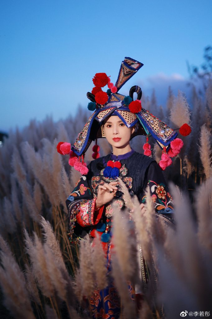 李若彤打卡白族服饰 造型惊艳美人韵味十足