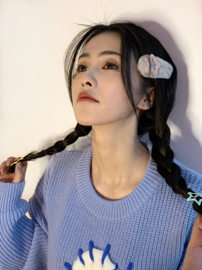 白鹿分享生活美照 打扮清纯似学生妹