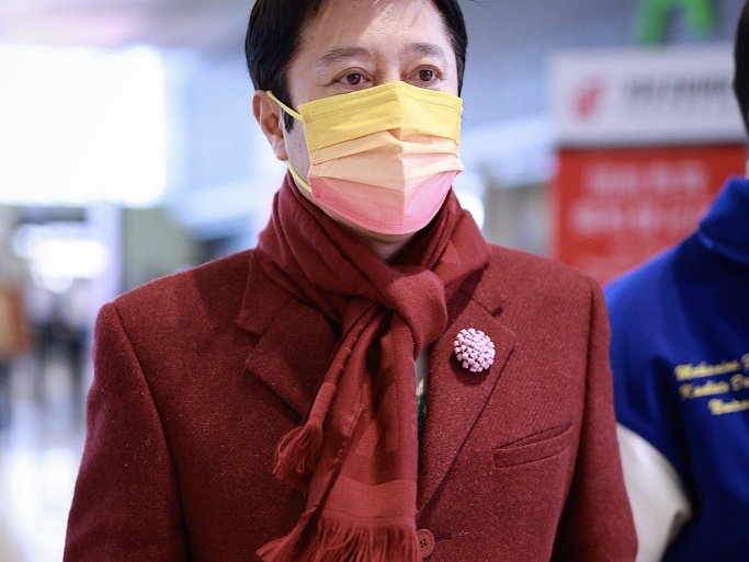 喜气洋洋！蔡国庆穿红西装系红围巾现身