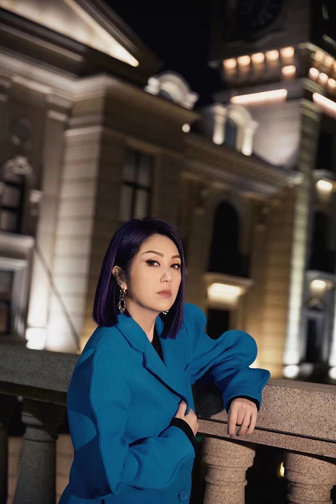 杨千嬅穿蓝色阔肩西服气场全开 眼神撩人