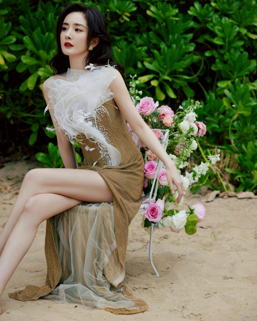 杨幂穿开衩长裙秀美腿 涂红唇迷人