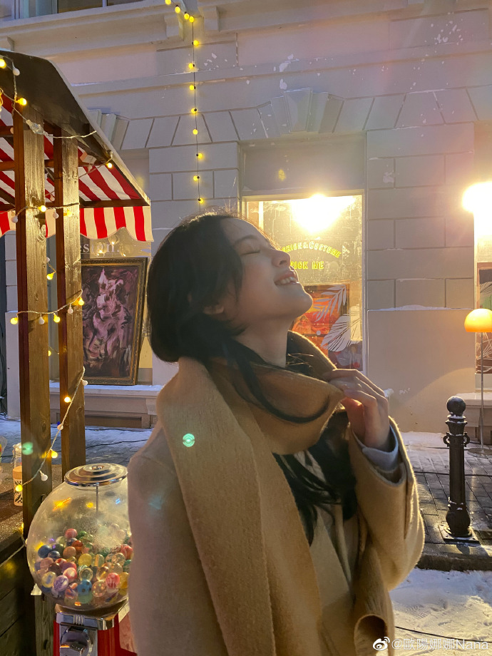 欧阳娜娜晒雪景烟花照 笑容甜美