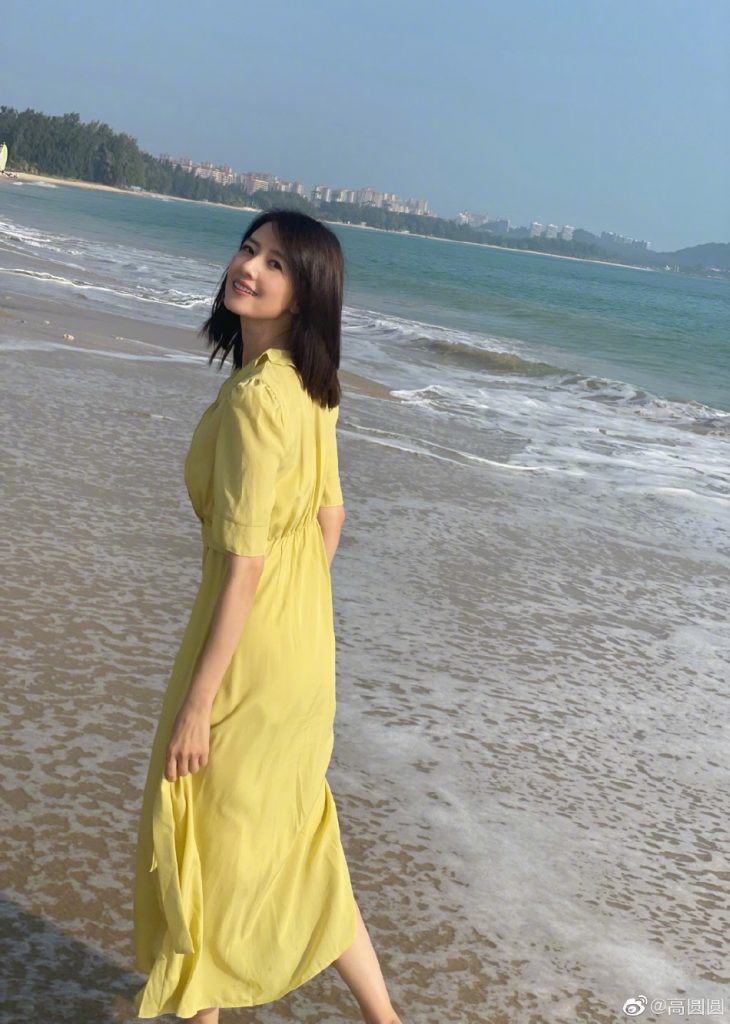 高圆圆海边游玩不忘宣传新剧 穿黄裙迎晚霞