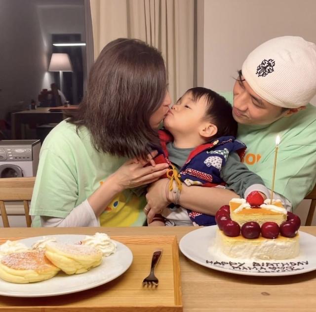 古巨基亲手为54岁老婆做蛋糕庆生，夫妻俩穿情侣装，儿子献吻妈妈
