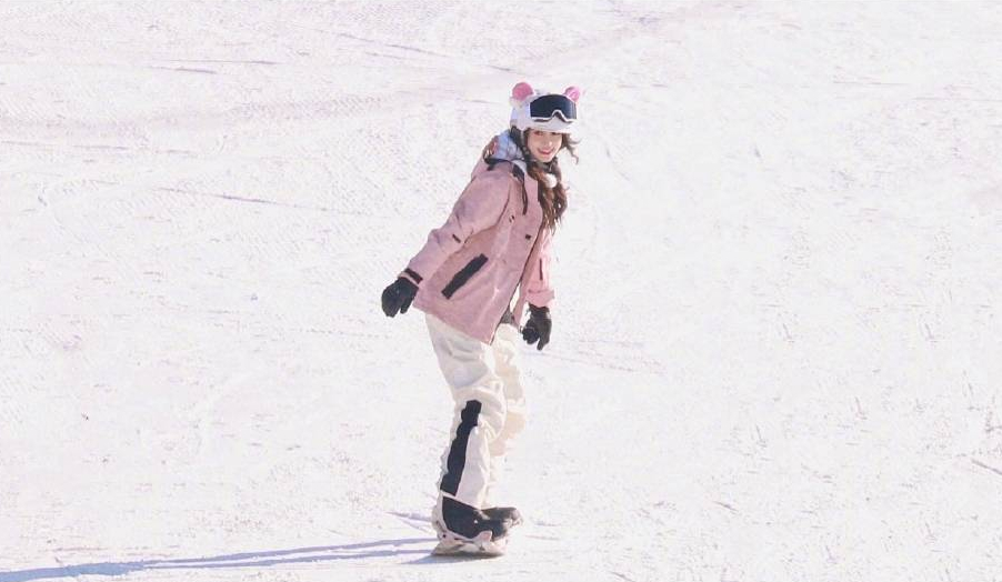 baby录节目路透照曝光 穿滑雪服可爱呆萌