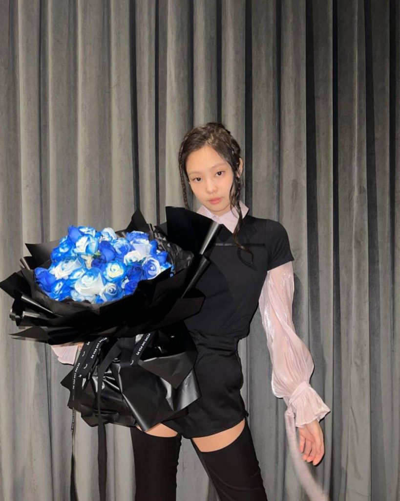 JENNIE获赠蓝玫瑰 秀长腿笑容鬼马可爱