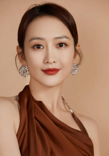 王鸥穿深咖色礼服秀婀娜身姿 笑容自信