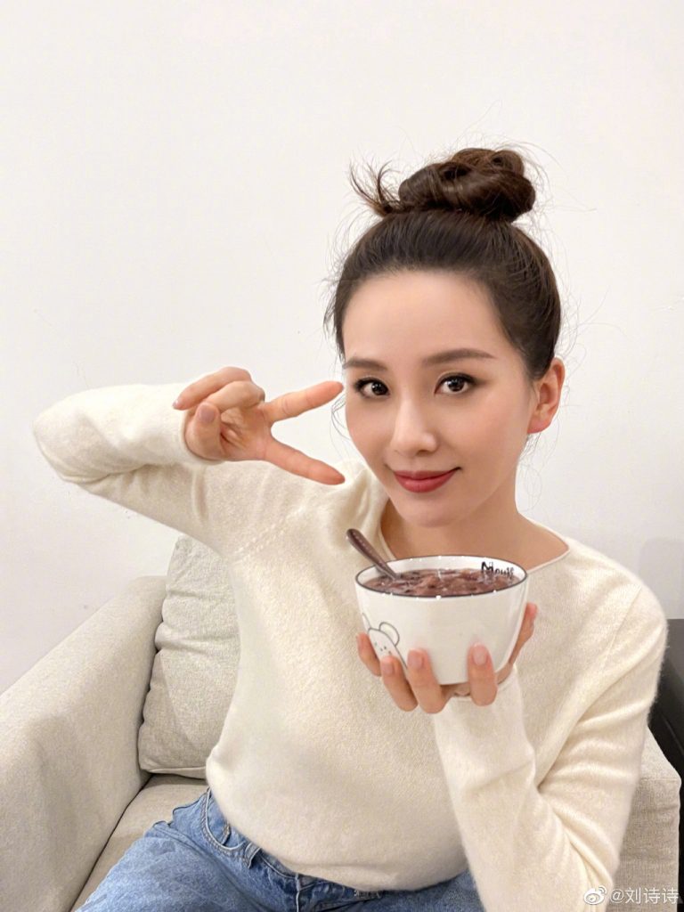 刘诗诗晒喝粥美照 扎丸子头捧碗比耶