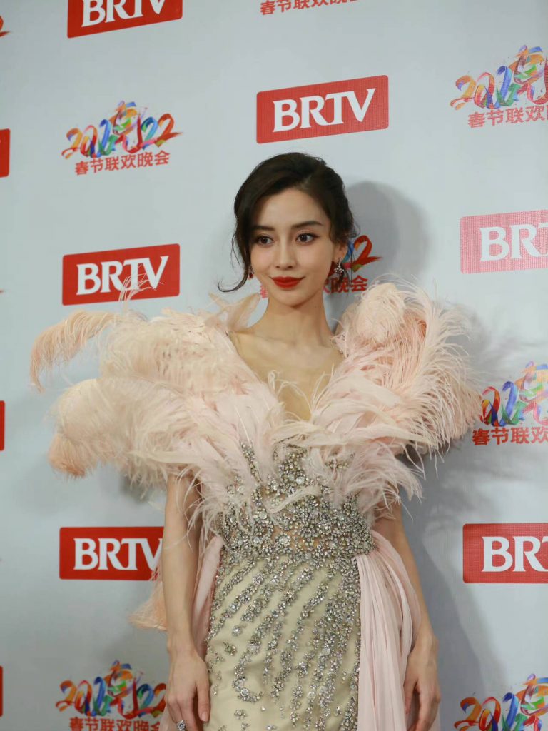 baby穿羽毛仙女裙咧嘴笑 状态满分