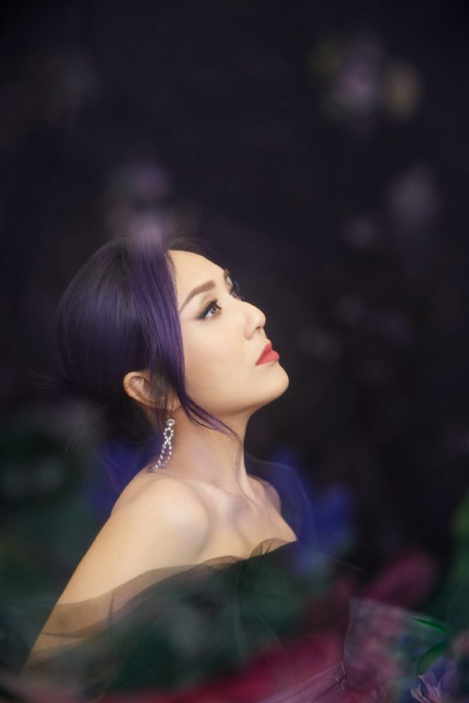 杨千嬅一袭华美花裙亮相 小秀香肩