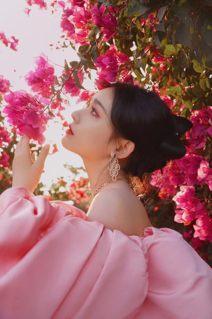 林允穿粉色花苞裙 露香肩美背显熟女气质