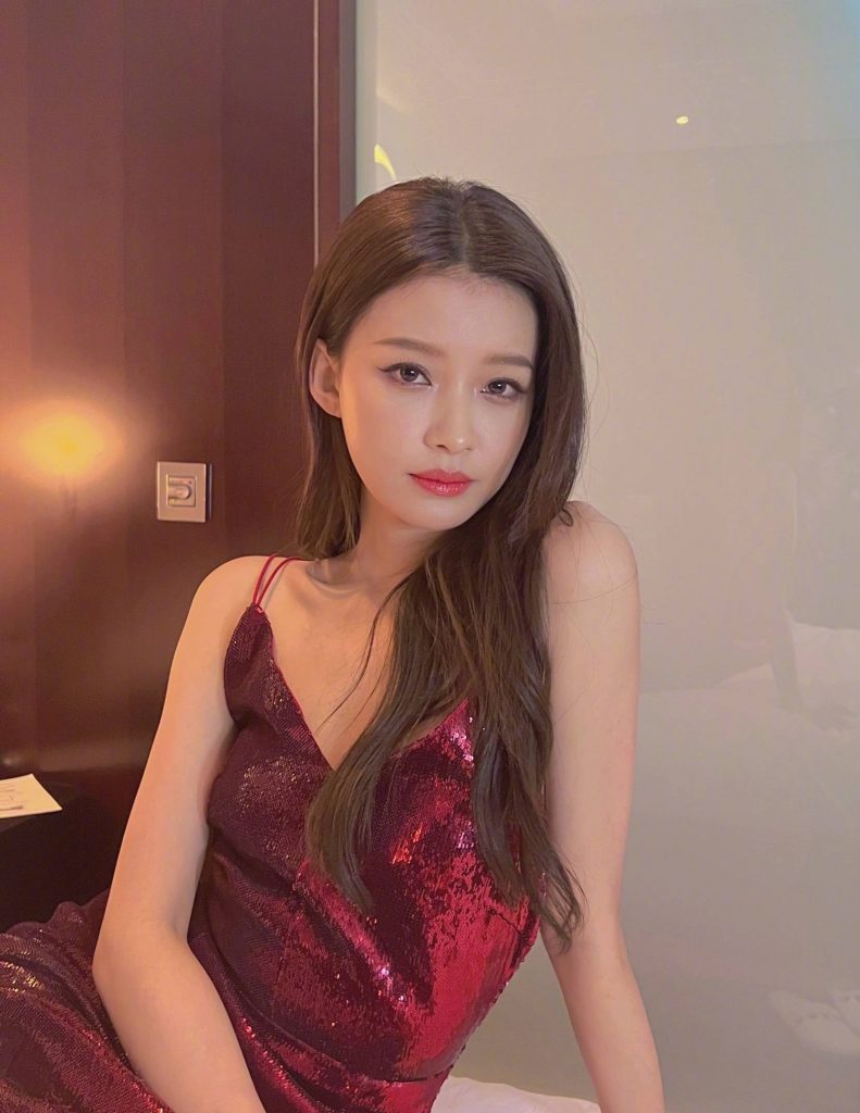 孙怡红色吊带裙配大卷发 笑容甜美秀杨柳腰