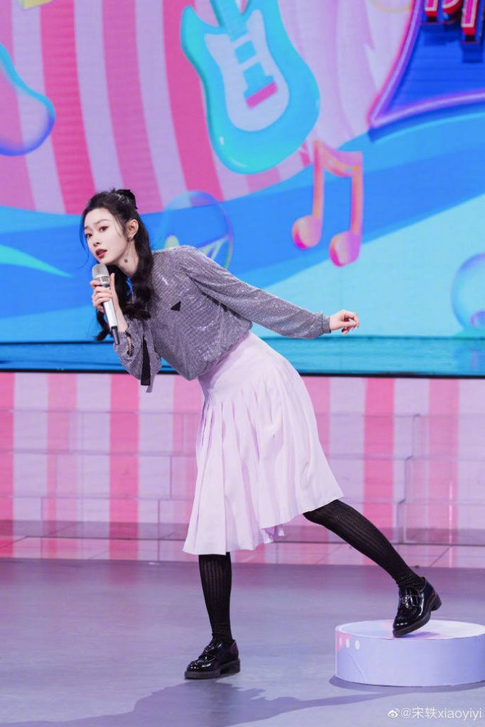 宋轶穿粉色半裙似仙女 和郭麒麟再同框
