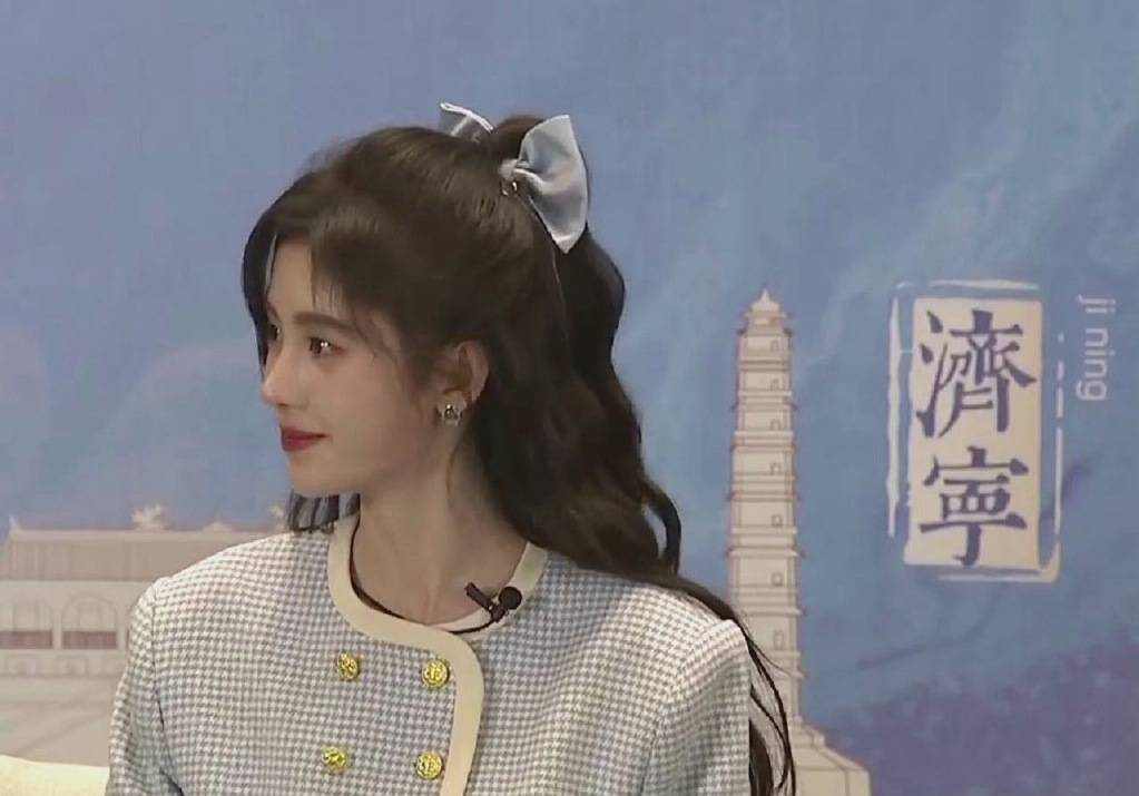 鞠婧祎直播现场生图曝光 戴蝴蝶结乖巧可爱