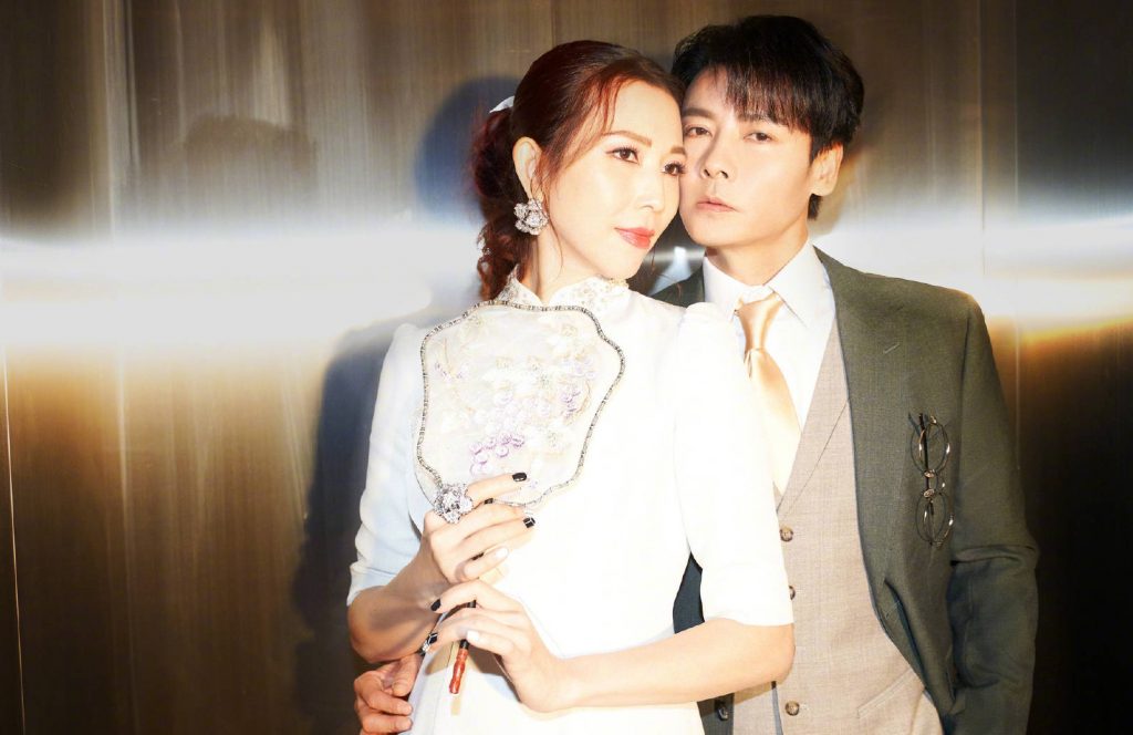 蔡少芬庆祝与张晋14年婚姻 贴脸合照好甜蜜