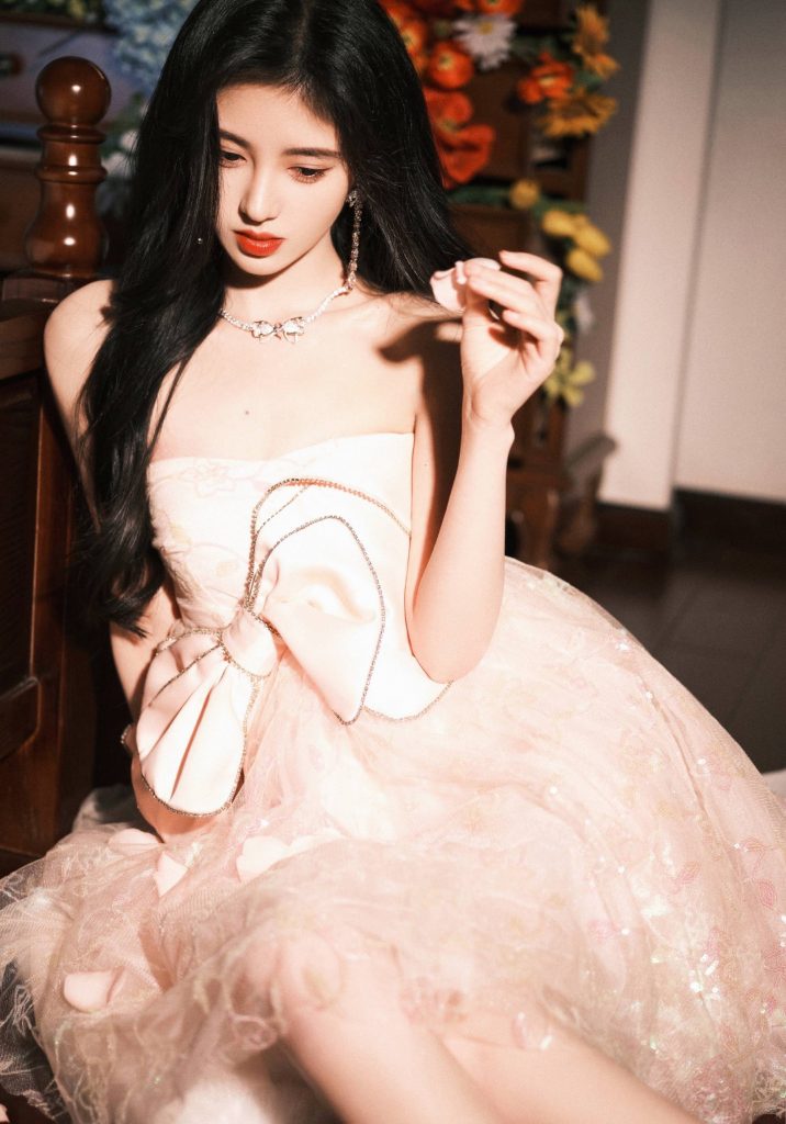 鞠婧祎穿粉色抹胸纱裙 手拿花瓣眼神妩媚