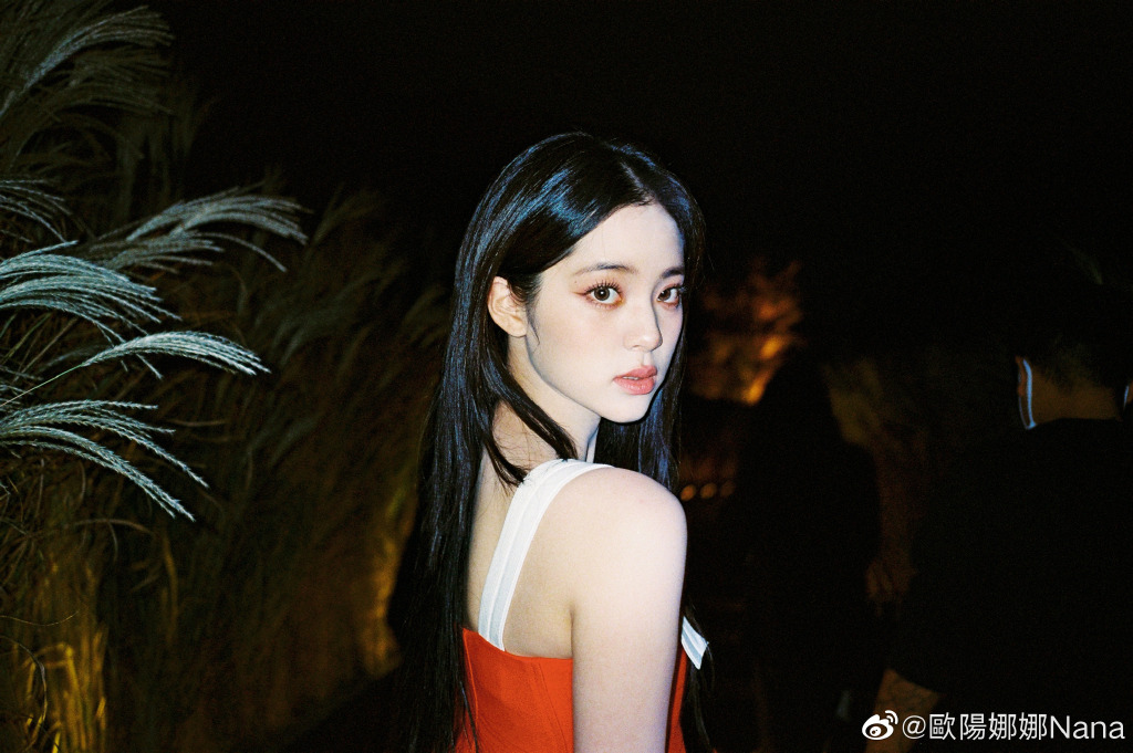欧阳娜娜分享日常 红裙黑发对镜自拍元气足