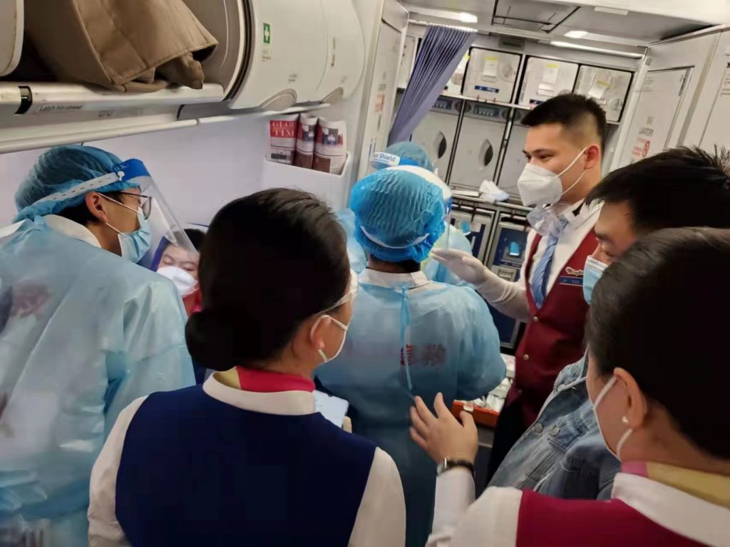 南航空姐专业救护突发癫痫的退伍军人