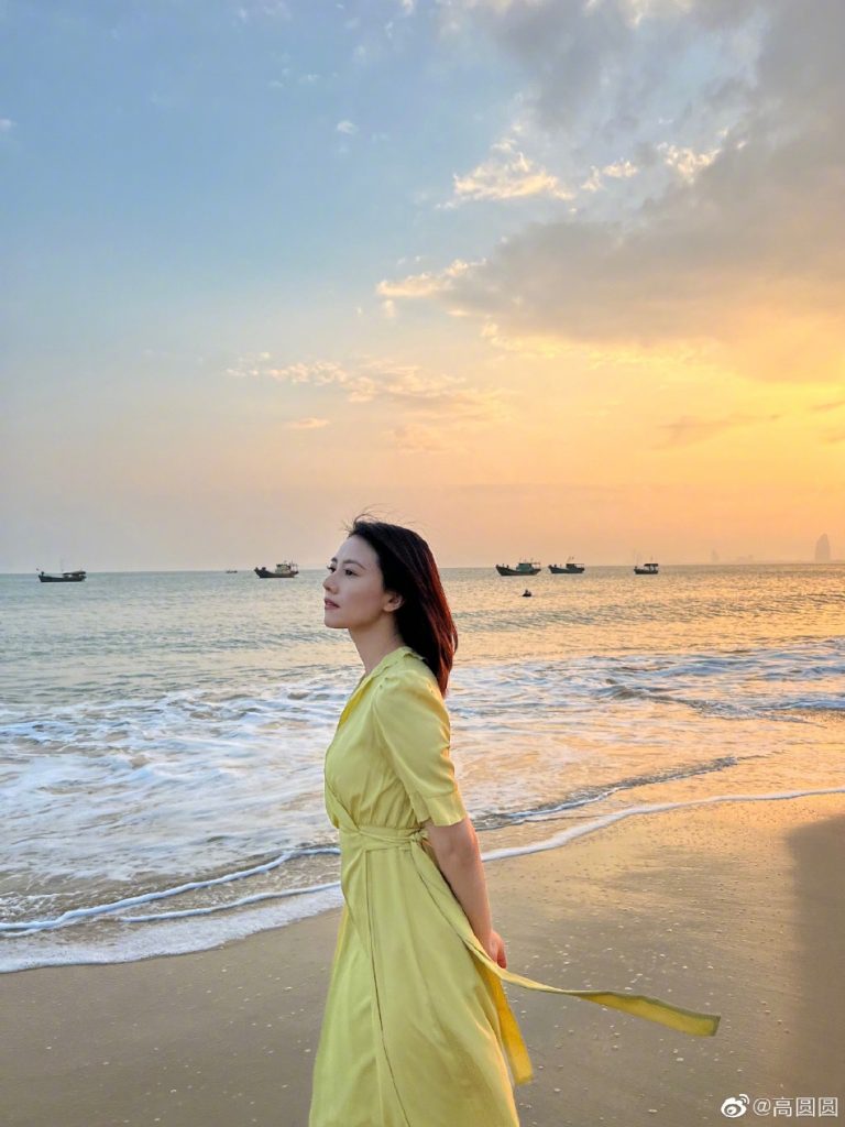 高圆圆海边游玩不忘宣传新剧 穿黄裙迎晚霞