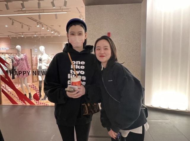 网友偶遇奚梦瑶逛商场，产女俩月已恢复超模身材