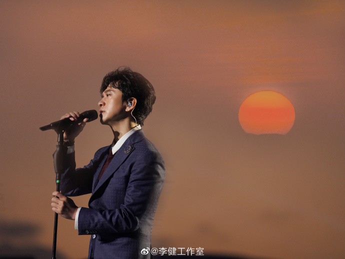 李健在海边办音乐会 西装造型儒雅帅气