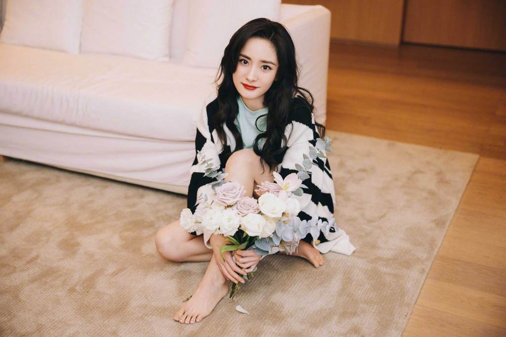 杨幂赤脚坐地手捧鲜花 玩下衣失踪秀美腿